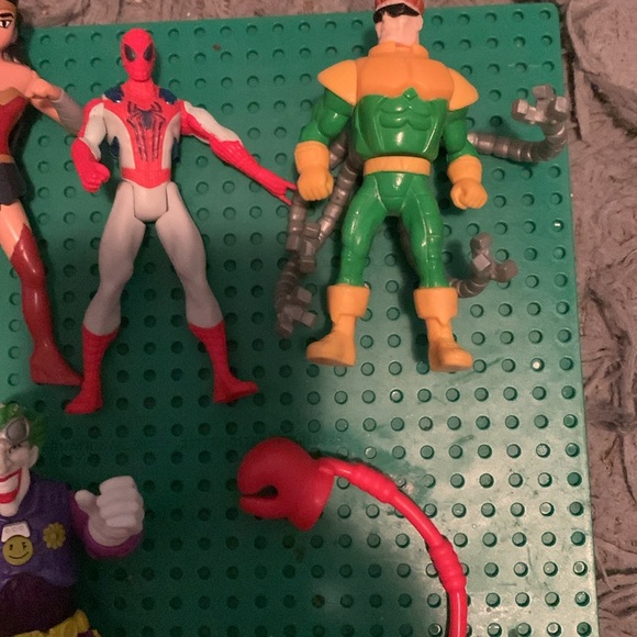 Assorted action figures - Picture 4 of 4